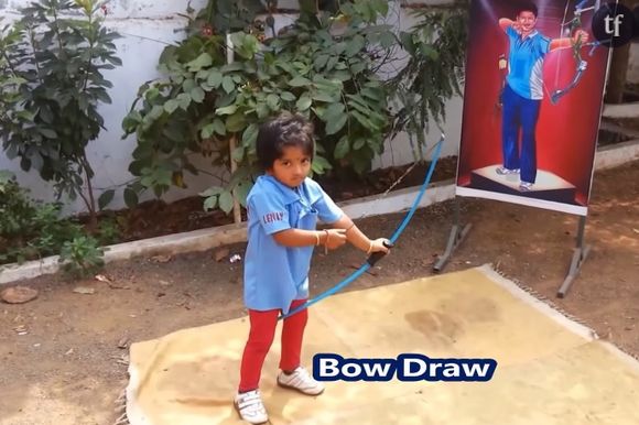 Une petite fille indienne bat un record de tir à l'arc