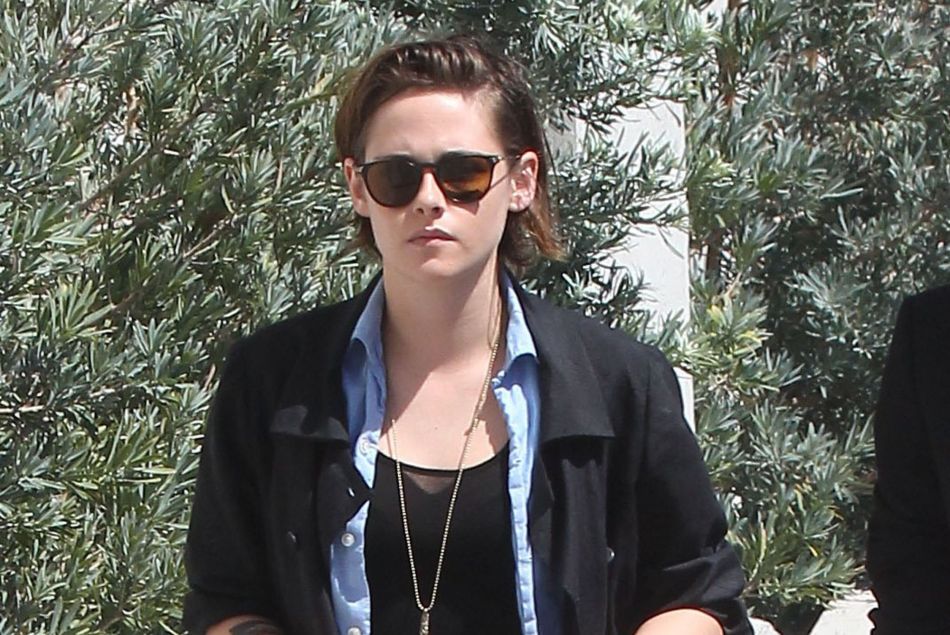 Kristen Stewart se promène avec sa petite amie Alicia Cargile dans les rues de West Hollywood, le 28 mars 2015 