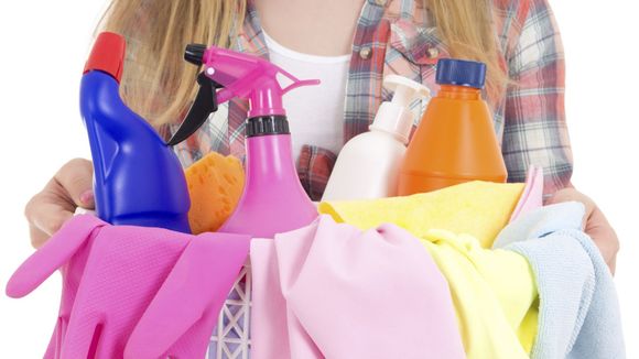 Les adolescentes consacrent 44 minutes de plus que les garçons au ménage par jour