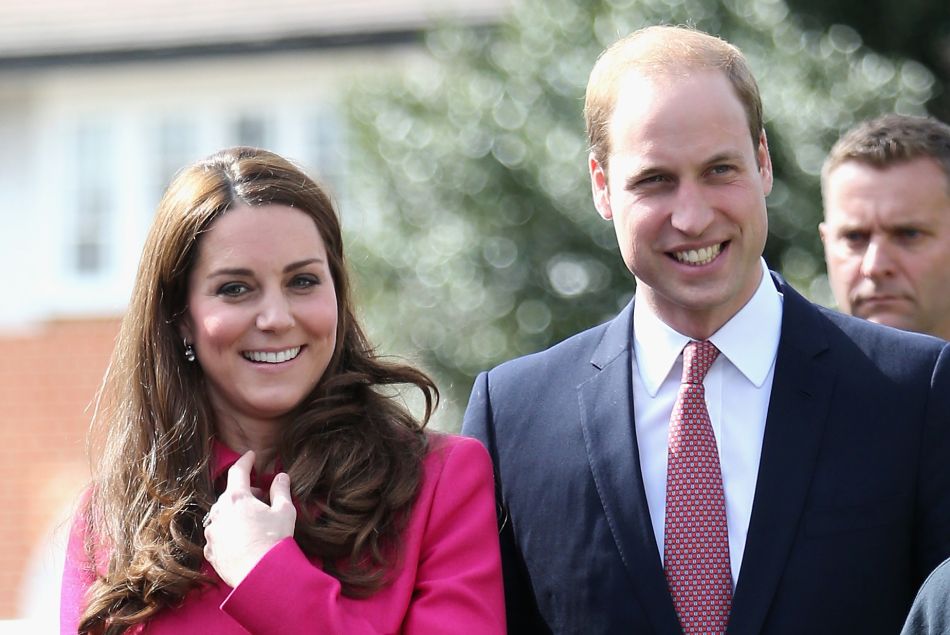Kate Middleton, accompagnée de William, lors de sa dernière apparition publique avant l'accouchement, le 27 mars 2015.