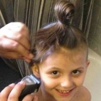 Une fillette de 6 ans se rase les cheveux et ses parents applaudissent