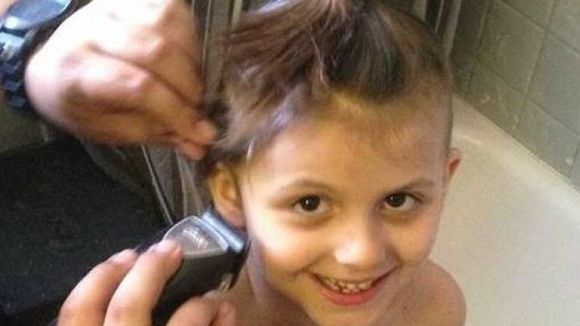 Une fillette de 6 ans se rase les cheveux et ses parents applaudissent