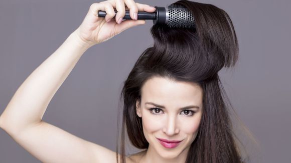 6 astuces magiques pour donner du volume à vos cheveux plats