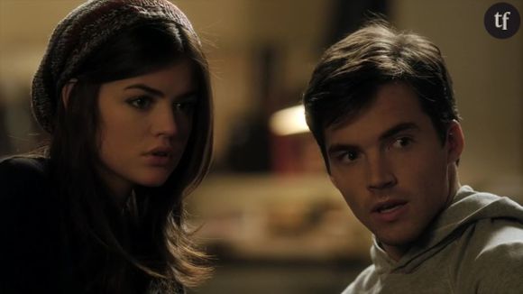 Aria et Ezra dans Pretty Little Liars.