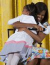 Michelle Obama serre une petite fille dans ses bras lors d'une rencontre avec les enfants des employés de la Maison-Blanche.