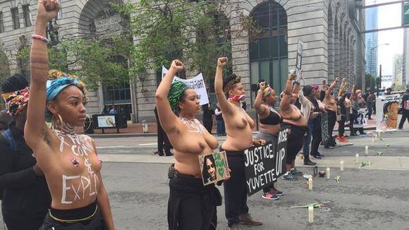 Elles marchent seins nus pour dénoncer les brutalités policières contre les femmes noires