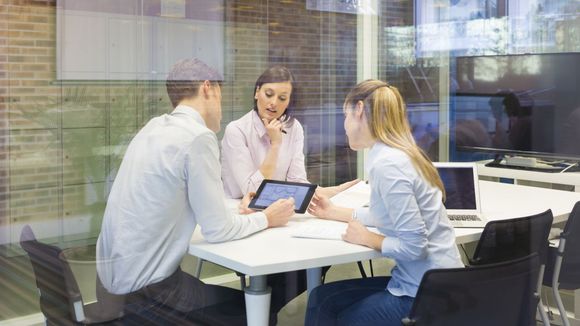 Réseaux professionnels : pourquoi les femmes en tissent moins que les hommes