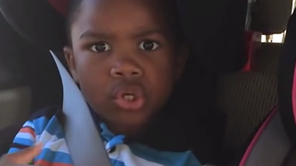 Cet hilarant petit garçon trouve la grossesse de sa maman "exaspérante"