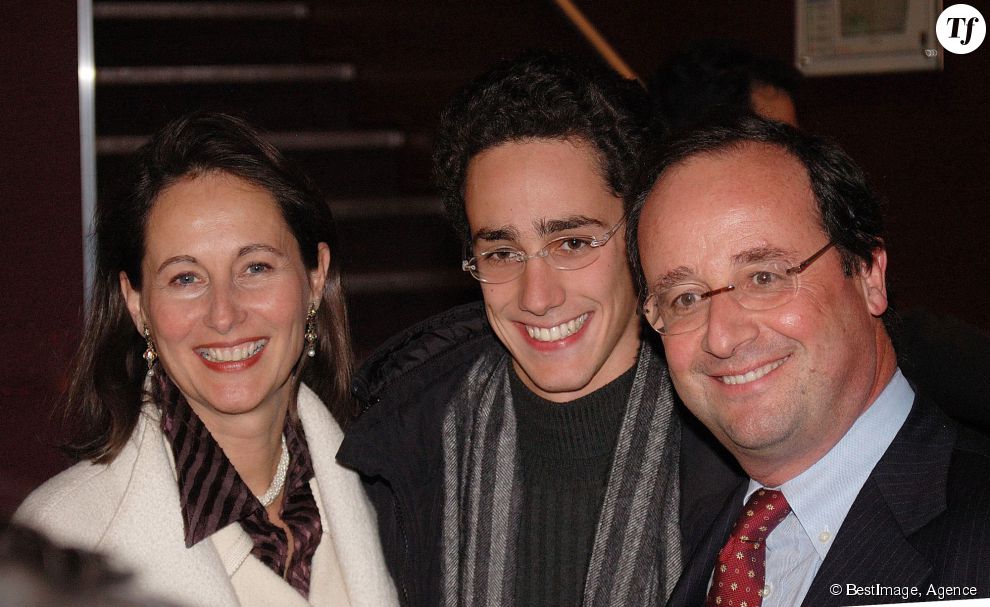  Ségolène Royal et François Hollande avec leur fils Thomas à Paris en 2005. 