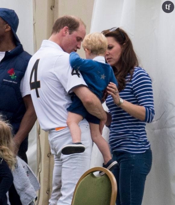 Le prince William, Kate Middleton et le prince George de Cambridge (en Crocs bleu marine) à un match de polo au Beaufort Polo club de Tetbury le 14 juin 2015.