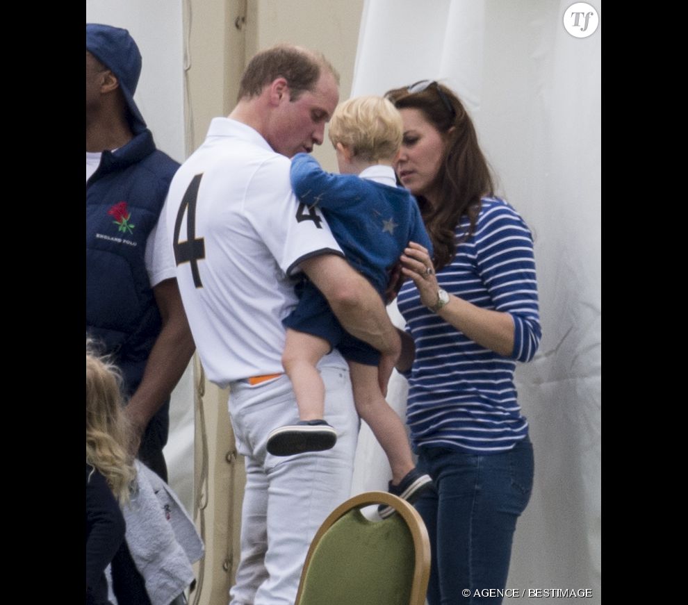  Le prince William, Kate Middleton et le prince George de Cambridge (en Crocs bleu marine) à un match de polo au Beaufort Polo club de Tetbury le 14 juin 2015. 