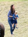 Le prince George (en Crocs) avec sa maman Kate Middleton.