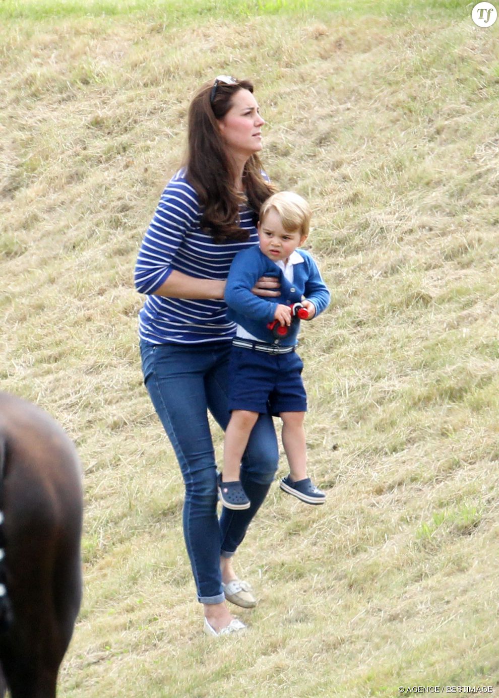 Le prince George (en Crocs) avec sa maman Kate Middleton.