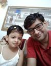 Des parents postent des selfies avec leur fille en Inde.
