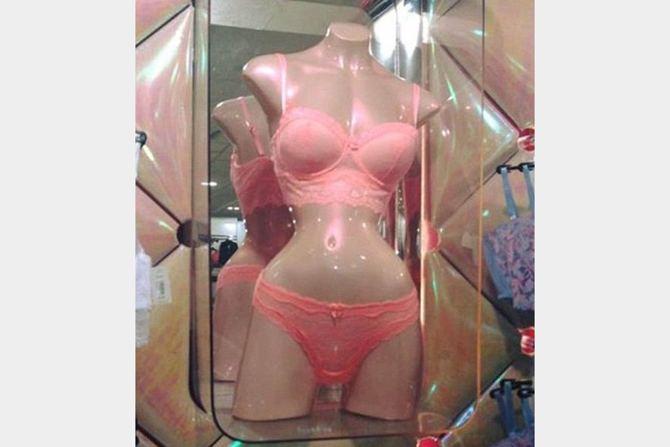 Un mannequin dans une boutique New Look crée le scandale