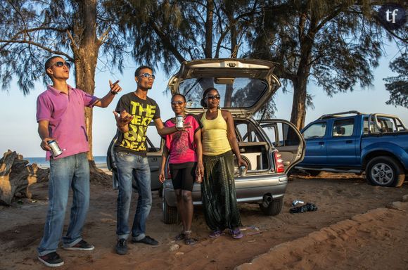 Des jeunes gens sur la plage de Maputo au Mozambique en 2014.