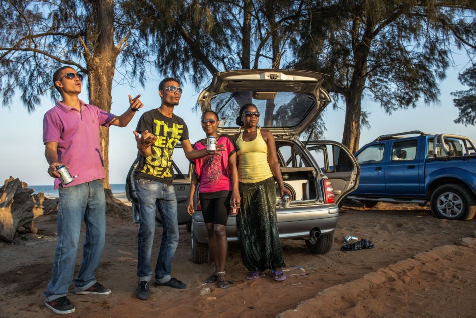Des jeunes gens sur la plage de Maputo au Mozambique en 2014.