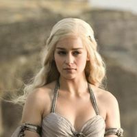 Game of Thrones saison 6 : Emilia Clarke va-t-elle avoir des soucis à cause de Jon Snow ? (spoilers)