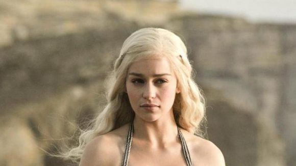 Game of Thrones saison 6 : Emilia Clarke va-t-elle avoir des soucis à cause de Jon Snow ? (spoilers)