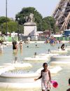  Canicule 2015 : les Parisiens viennent chercher de la fraîcheur dans la fontaine du Trocadéro et celle du Champ de Mars.  