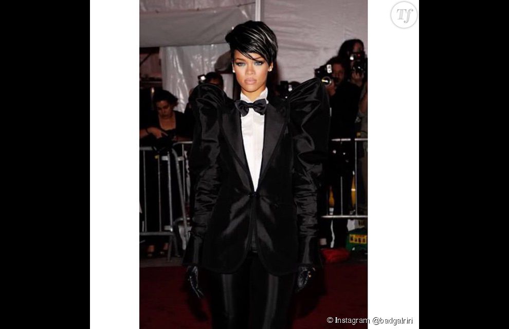  2009 : La fashionista fait ses premiers pas. Et à la prestigieuse cérémonie du Met, où tout le monde cherche à exhiber sa plus belle robe, Rihanna va surprendre en optant pour un costard ! La révolution look est en marche. 