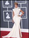  2010 : Au Grammy Awards, Rihanna reste chic dans une robe originale mais distinguée. La touche provoc, on la retrouve dans les cheveux : un crête décolorée un peu punk ! La provocation la gagne peu à peu. 