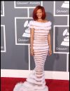  Février 2013 : Sur le tapis rouge, Rihanna laisse peu de place à l'imagination avec une robe très transparente qui exclue le port de tous sous-vêtements. En Jean Paul Gaultier, Riri est plus sexy que jamais. 