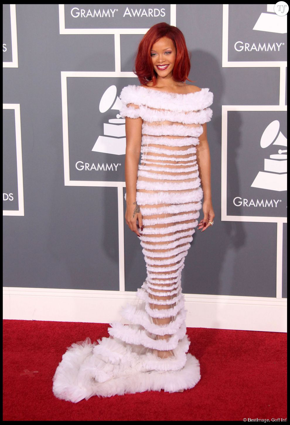  Février 2013 : Sur le tapis rouge, Rihanna laisse peu de place à l&#039;imagination avec une robe très transparente qui exclue le port de tous sous-vêtements. En Jean Paul Gaultier, Riri est plus sexy que jamais. 