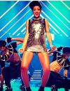  Mars 2013 : Entre Rihanna et le très court, c'est une histoire d'amour. Si bien que sur la scène du I Heart Radio festival, on dirait que la chanteuse à simplement oublié son pantalon ! 
