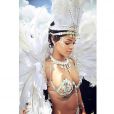  Aout 2013 : Quand la belle de la Barbade rentre chez elle pour le carnaval, c'est pour faire la fête. Et dans une tenue des plus révélatrices, la chanteuse brille " like a diamond " ! 