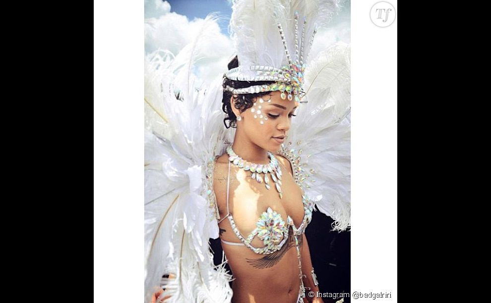  Aout 2013 : Quand la belle de la Barbade rentre chez elle pour le carnaval, c&#039;est pour faire la fête. Et dans une tenue des plus révélatrices, la chanteuse brille &quot; like a diamond &quot; ! 