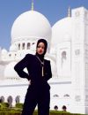  Octobre 2013 : En visite à Abu Dhabi, on n'avait jamais vu la chanteuse avec autant de tissu sur le corps. Pour visiter la mosquée, la chanteuse avait opté pour le voile. Une visite de courte durée : choqué par ses poses lascives près du monument, la direction de la mosquée à tout bonnement viré Rihanna. 