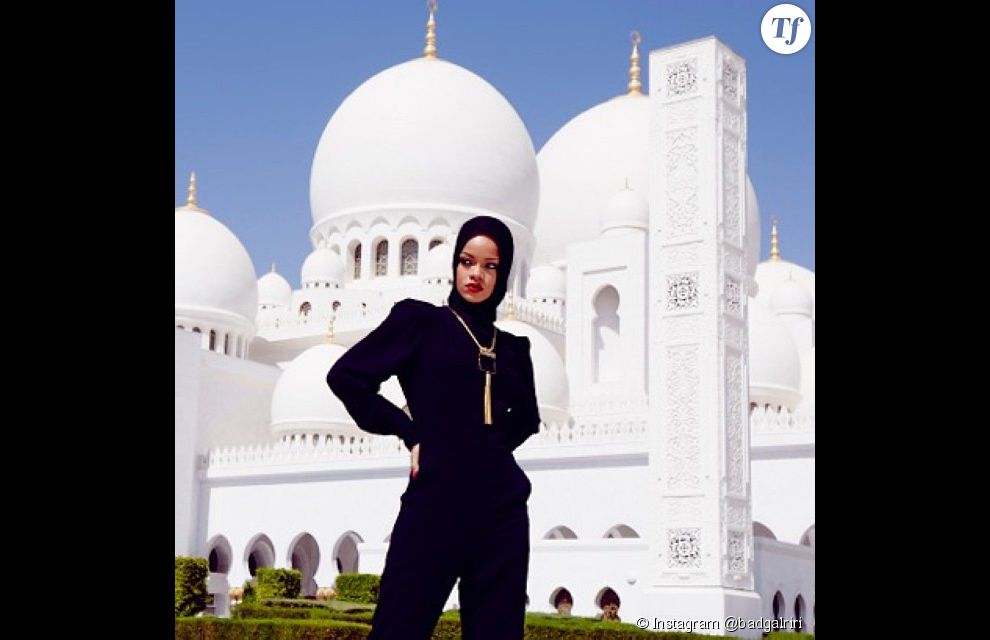  Octobre 2013 : En visite à Abu Dhabi, on n&#039;avait jamais vu la chanteuse avec autant de tissu sur le corps. Pour visiter la mosquée, la chanteuse avait opté pour le voile. Une visite de courte durée : choqué par ses poses lascives près du monument, la direction de la mosquée à tout bonnement viré Rihanna. 