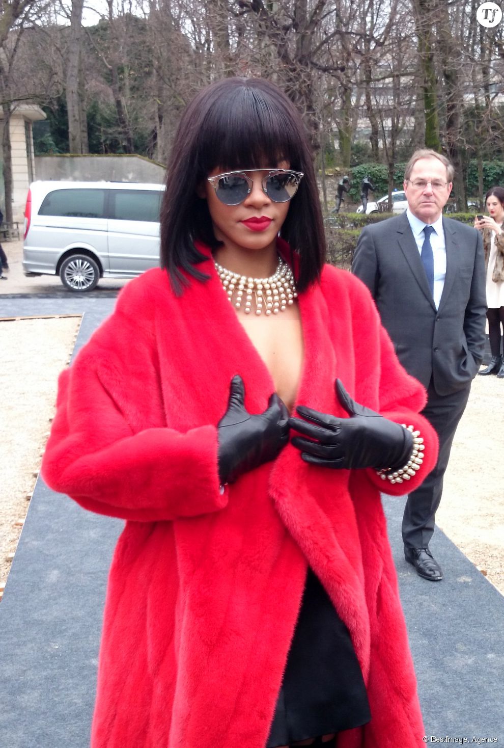  Février 2014 : Pour le défilé Dior, Rihanna avait opté pour une fourrure rouge. Ce n&#039;est pas tant la tenue qui est provoc que... son odeur ! D&#039;après un tweet du célèbre journaliste Loic Prigent, quelqu&#039;un dans l&#039;assistance aurait déclaré : &quot;J&#039;étais à côté de Rihanna chez Dior, sa fourrure était imprégnée de l&#039;odeur de weed. J&#039;étais high à la fin du défilé.&quot; 