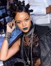 Mai 2014 : On ne compte plus le nombre d'expérimentations capillaires de Rihanna mais celle là restera comme la plus mythique. Pleins de petits kikis associés à un rouge à lèvre bleu : une chose est sur, elle n'a pas froid aux yeux !