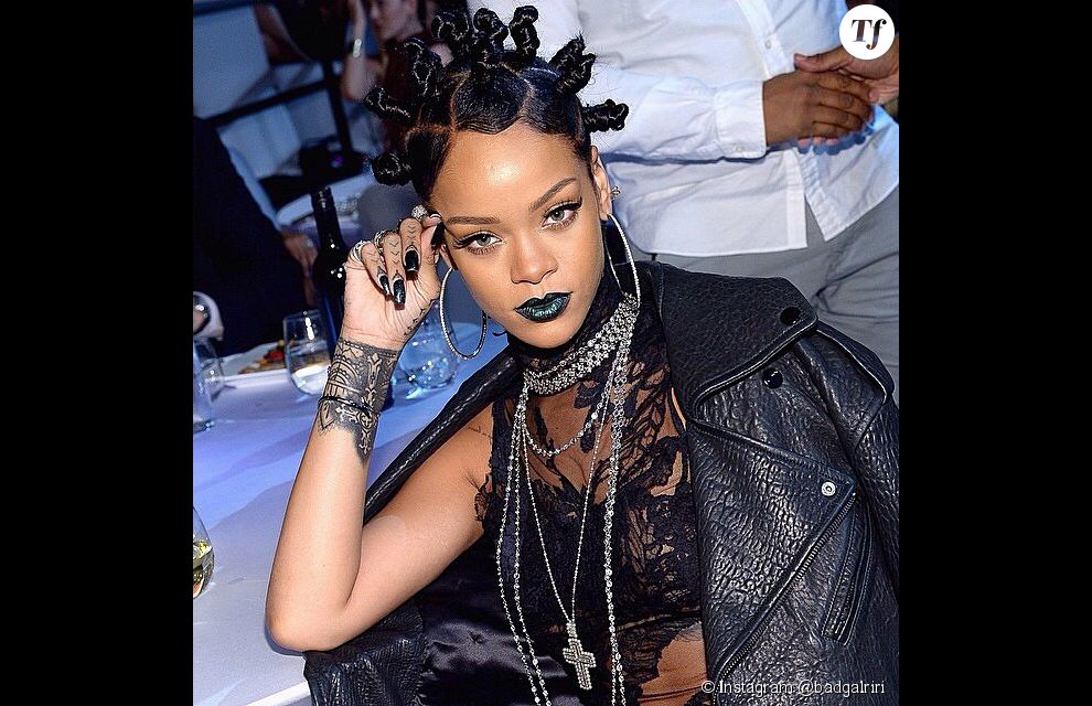 Mai 2014 : On ne compte plus le nombre d&#039;expérimentations capillaires de Rihanna mais celle là restera comme la plus mythique. Pleins de petits kikis associés à un rouge à lèvre bleu : une chose est sur, elle n&#039;a pas froid aux yeux !