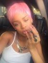  Mai 2014 : Quelques jours plus tard, Rihanna opte pour une pixie cut rose. Et là tu te dis que toi, tu n'as jamais osé essayer une frange par peur du changement ... 
  