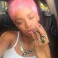  Mai 2014 : Quelques jours plus tard, Rihanna opte pour une pixie cut rose. Et là tu te dis que toi, tu n'as jamais osé essayer une frange par peur du changement ... 
  