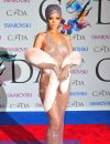 Octobre 2014 : S'il y a bien une tenue à retenir de Rihanna, c'est celle là ! Une robe pailletée entièrement transparente, qu'elle arbore pour se voir décerner son " Icon fashion award " des mains d'Anna Wintour. Alors que quelques mois plus tôt son compte Instagram se voyait supprimer à cause d'une photo de téton, le clin d'oeil est parfait et la tenue, mythique !