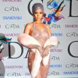 Octobre 2014 : S'il y a bien une tenue à retenir de Rihanna, c'est celle là ! Une robe pailletée entièrement transparente, qu'elle arbore pour se voir décerner son " Icon fashion award " des mains d'Anna Wintour. Alors que quelques mois plus tôt son compte Instagram se voyait supprimer à cause d'une photo de téton, le clin d'oeil est parfait et la tenue, mythique !