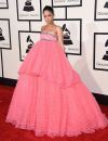 Février 2015 : Au Grammy Awards, Rihanna nous sort un gros bonbon rose tout gonflé. Loin d'être un succès général, la tenue est tout de suite détournée sur twitter ! Oui, Riri sait faire le buzz.