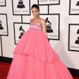 Février 2015 : Au Grammy Awards, Rihanna nous sort un gros bonbon rose tout gonflé. Loin d'être un succès général, la tenue est tout de suite détournée sur twitter ! Oui, Riri sait faire le buzz.