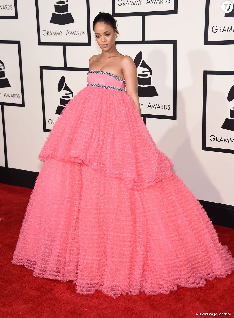 Février 2015 : Au Grammy Awards, Rihanna nous sort un gros bonbon rose tout gonflé. Loin d&#039;être un succès général, la tenue est tout de suite détournée sur twitter ! Oui, Riri sait faire le buzz.