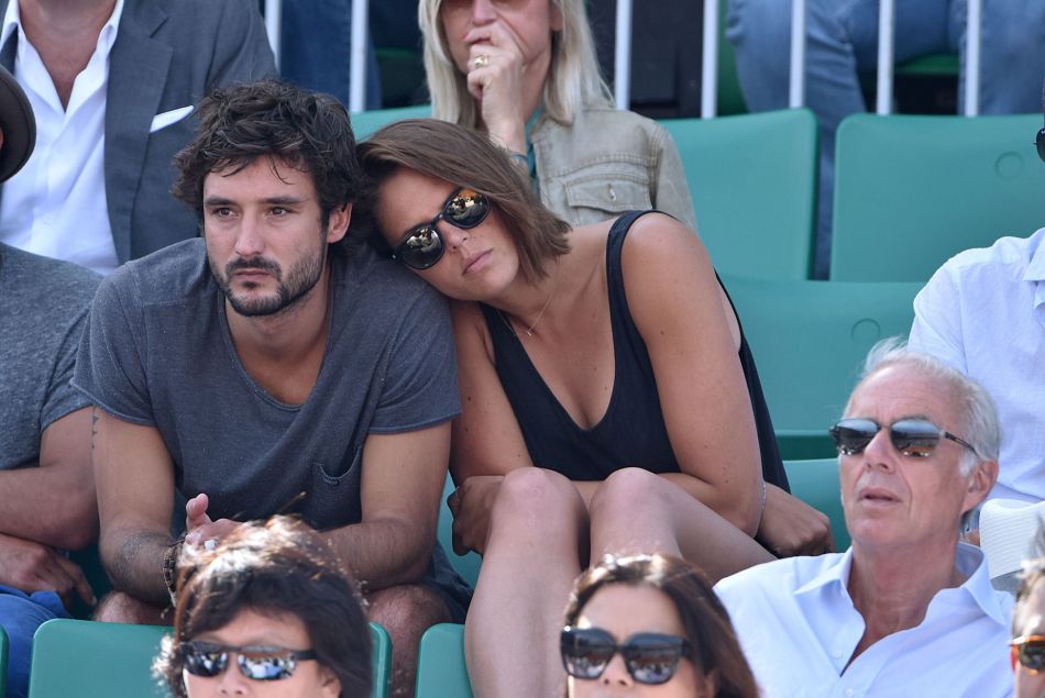 Laure Manaudou et son compagnon Jérémy Frérot (du groupe Fréro Delavega) dans les tribunes lors de la finale des Internationaux de tennis de Roland-Garros à Paris, le 7 juin 2015.
