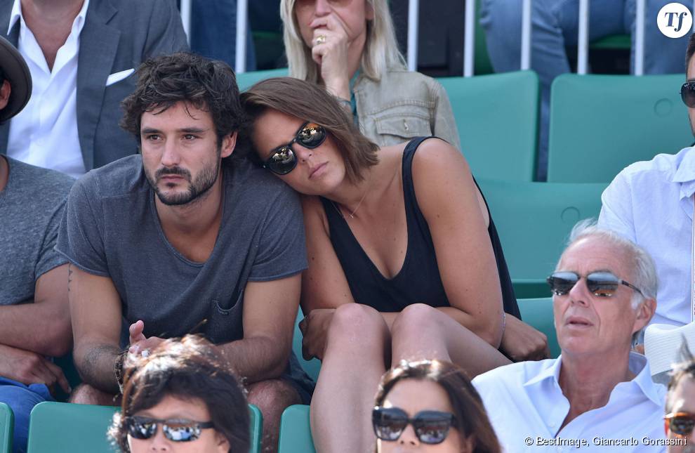  Laure Manaudou et son compagnon Jérémy Frérot (du groupe Fréro Delavega) dans les tribunes lors de la finale des Internationaux de tennis de Roland-Garros à Paris, le 7 juin 2015. 
  