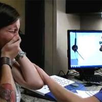 L'émotion d'une femme qui entend sa voix pour la 1ère fois – Vidéo