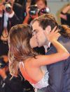 Martina Stoessel et Peter Lanzani n'hésitent pas à s'embrasser sur le tapis rouge !