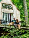 David Herrie et son épouse vivent en plein coeur de la forêt, dans ce petit chalet niché dans les arbres.