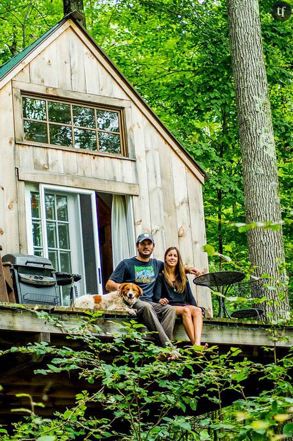 David Herrie et son épouse vivent en plein coeur de la forêt, dans ce petit chalet niché dans les arbres.