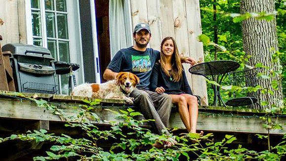 Habiter un chalet tout mignon dans les arbres : ce couple a réalisé son rêve